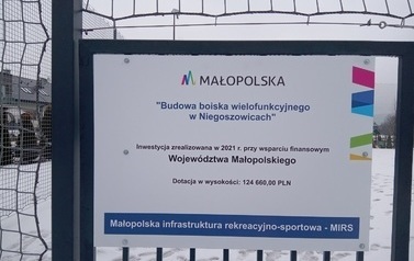 Budowa boiska wielofunkcyjnego w Niegoszowicach - projekty współfinansowane ze środków zewnętrznych 2