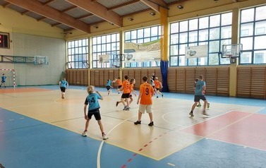 Zawody w piłkę ręczną chłopc&oacute;w młodszych w ramach Igrzysk Dzieci 8