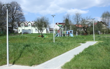 Budowa ścieżek spacerowych wraz z oświetleniem na działce w Niegoszowicach 4