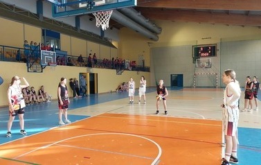Międzyszkolny turniej koszyk&oacute;wki w OSR Zabierz&oacute;w 6