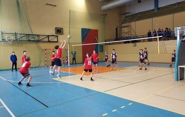 Zawody siatkarskie chłopc&oacute;w w ramach rywalizacji Igrzysk Młodzieży Szkolnej 1