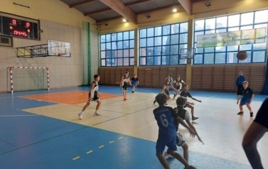 Gminne zawody w koszyk&oacute;wce chłopc&oacute;w młodszych w ramach Igrzysk Dzieci 1