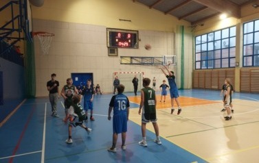 Gminne zawody w koszyk&oacute;wce chłopc&oacute;w młodszych w ramach Igrzysk Dzieci 5