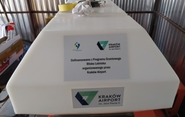 'Sołectwo Balice: Zakup zamiatarki do ciągnika Kubota oraz zakup betonowego stołu z siedziskami do gry w szachy' - dofinansowanie z Kraków Airport 5
