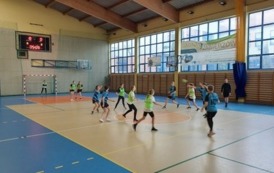 Gminne zawody piłki ręcznej dziewcząt 5