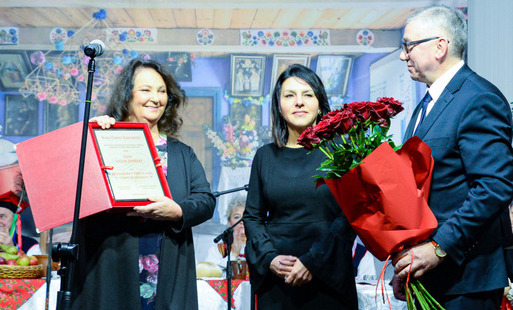 Zdjęcie do Anna Dymna Honorowym Obywatelem Gminy Zabierz&oacute;w. Wsp&oacute;lne kolędowanie w Bolechowicach