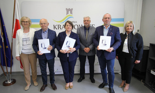 Zdjęcie do Wizyta delegacji z gminy Zabierz&oacute;w w partnerskiej gminie Krapkowice