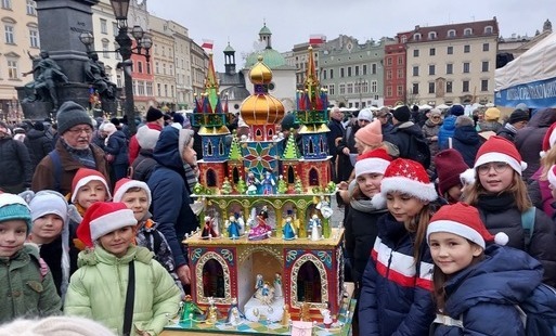 Zdjęcie do Uczniowie ze szkoły w Nielepicach zdobyli II miejsce w 80. Jubileuszowym Konkursie Szopek Krakowskich! 